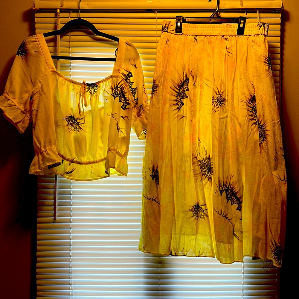 Two piece yellow H&M spring/summer skirt set!